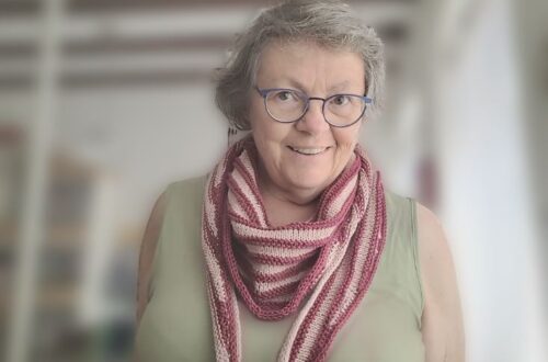 gestricktes Halstuch in 2 verschiedenen Farben, quer gestrickt
